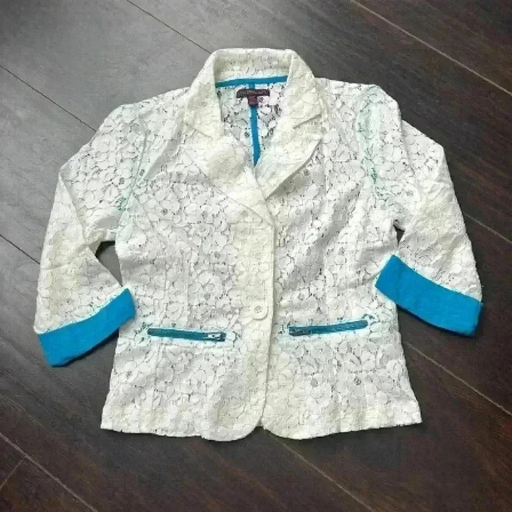 🌸4/$30🌸material Girl | White lace with blue hem pull over  jacket